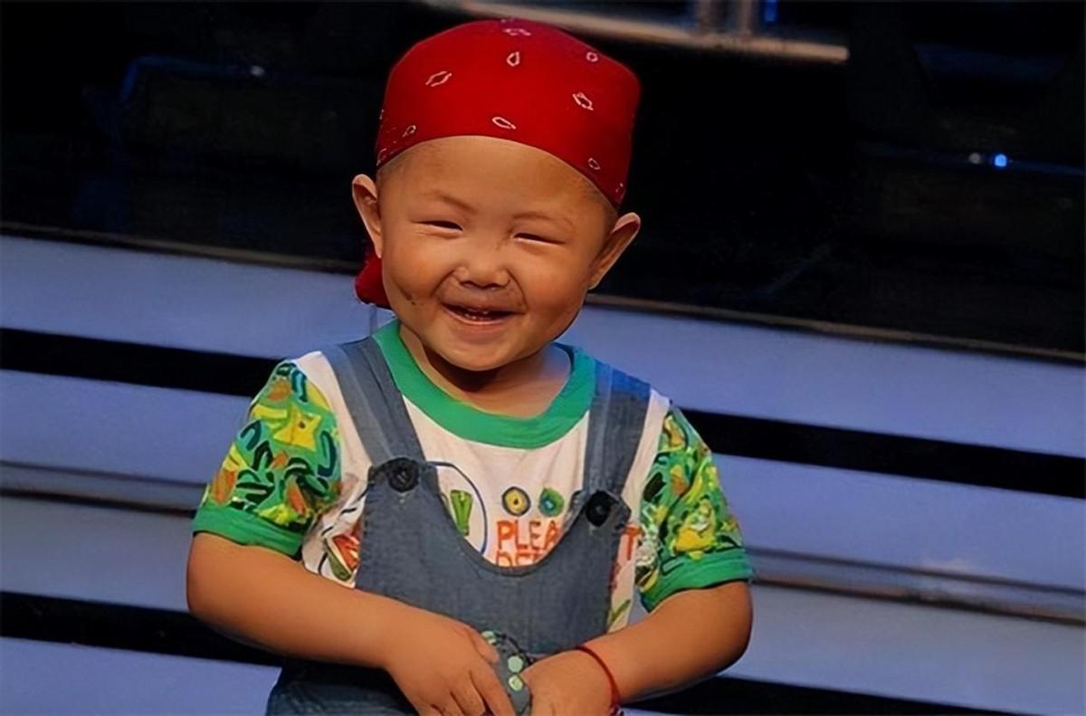 回顾童星张峻豪3岁出名5岁登上春晚如今他成了父母的骄傲