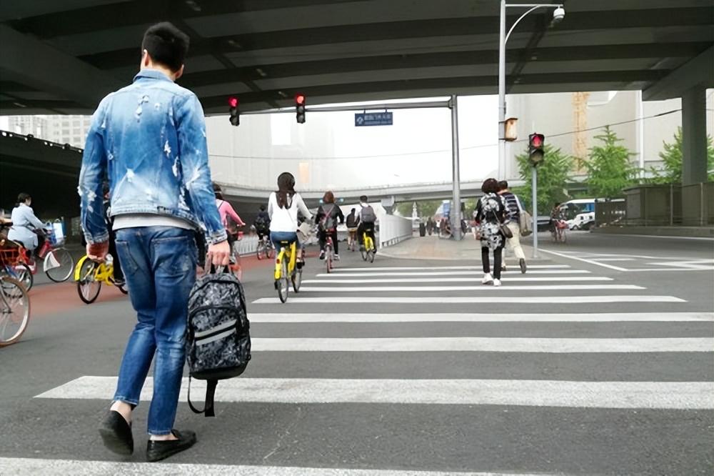 2004年北京一妇女救济穷苦少年20元18年后少年来报恩还您19元