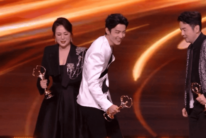 微博之夜把娱乐圈的人情冷暖权势地位体现得淋漓尽致