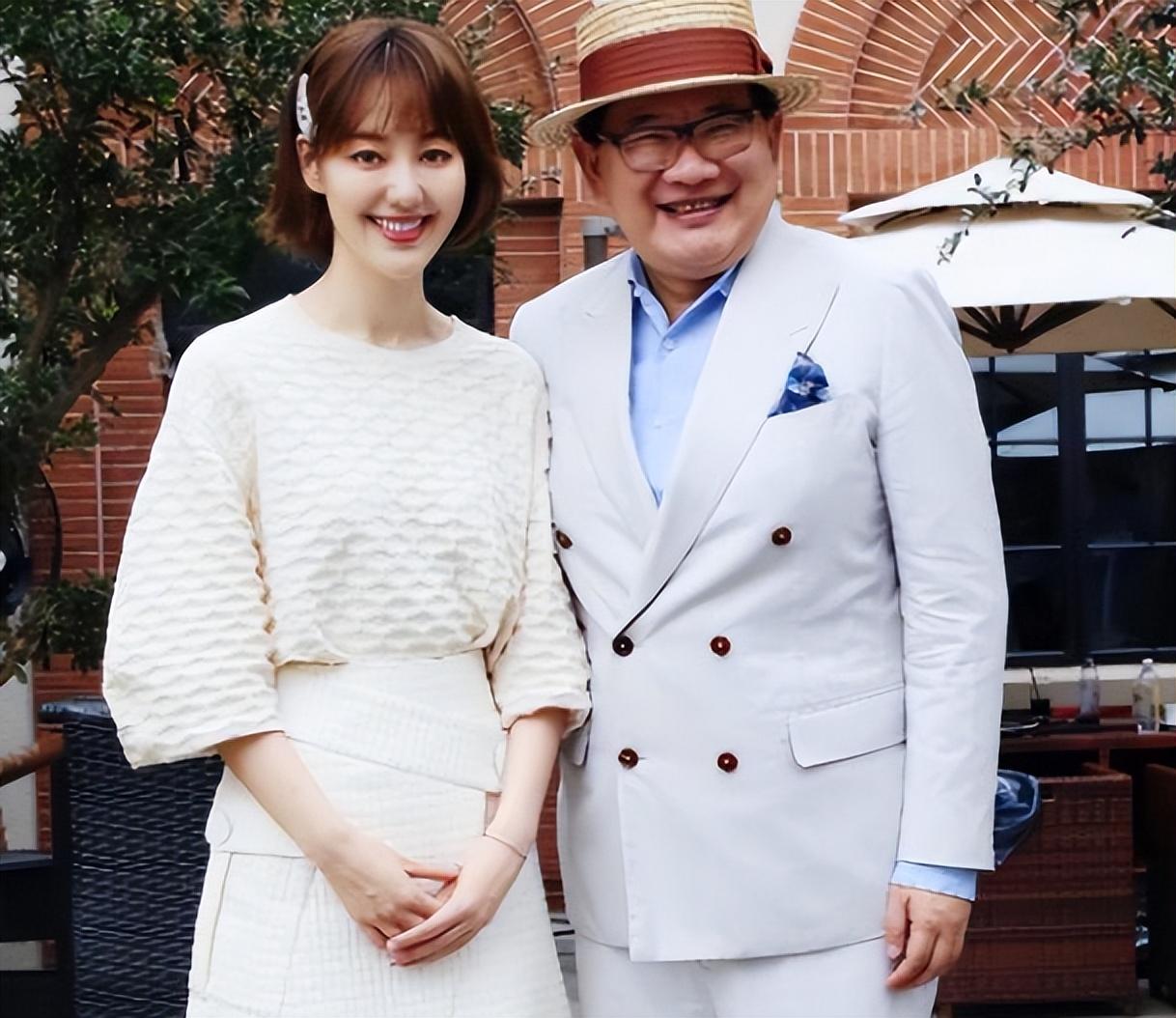 回顾主持王冠曾和曹可凡传绯闻38岁依旧单身婚姻让父母担忧