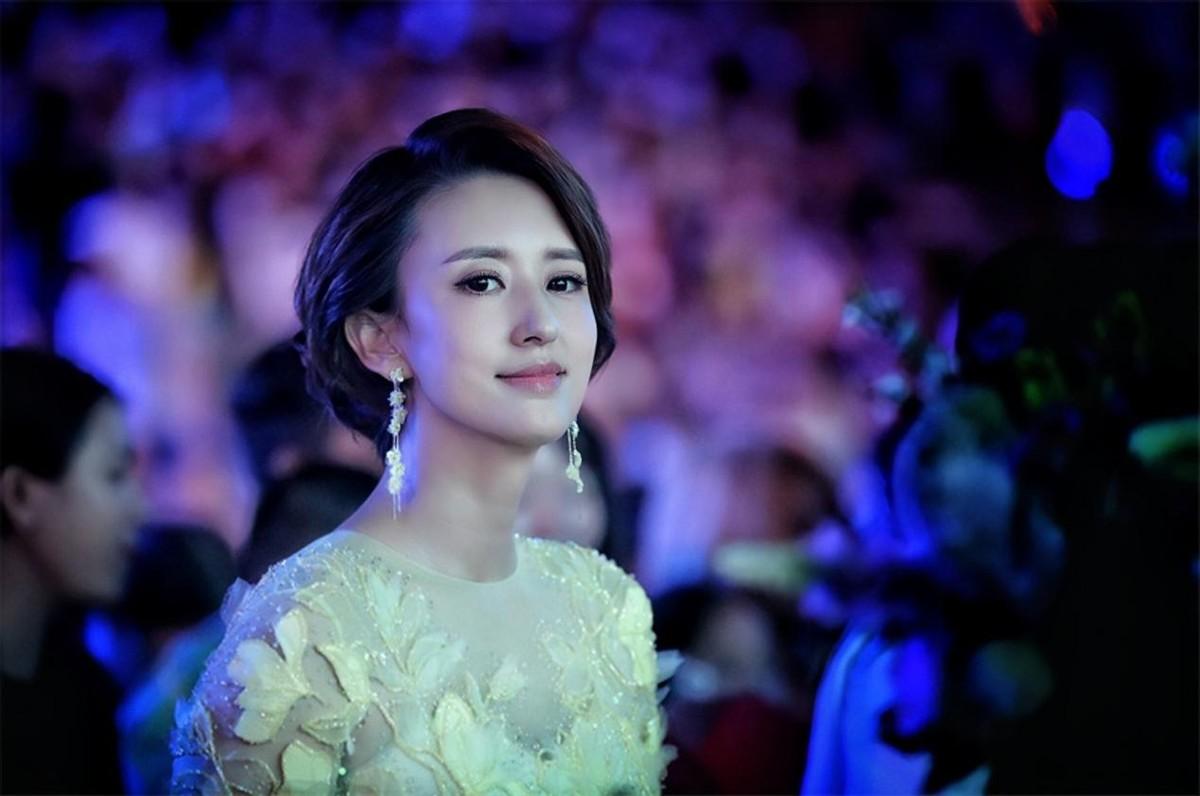 回顾主持人张蕾扎根央视16年嫁给圈外生意人44岁有了新动向