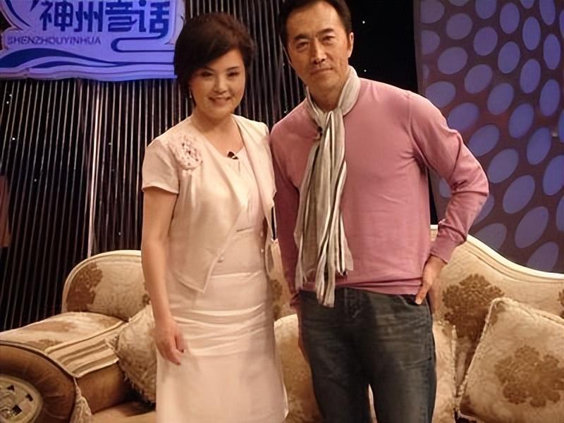 回顾著名演员郑晓宁曾为爱离婚49岁再婚娶小娇妻50岁终当爹