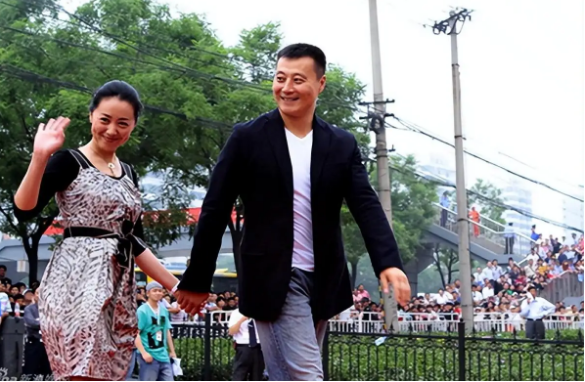 回顾任程伟花9元娶初恋黄蕾成名后更爱她携手27年无绯闻