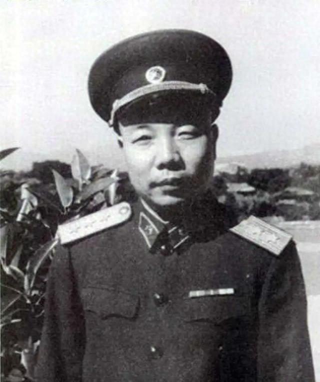 1938年,军区司令被大地主砍成3段,萧华上将震怒:派兵复仇!