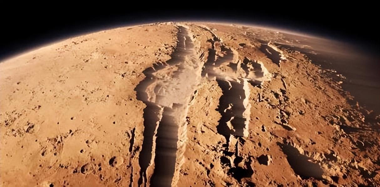 火星发现眼镜蛇好奇号传回照片蛇似乎正从火星土壤钻出
