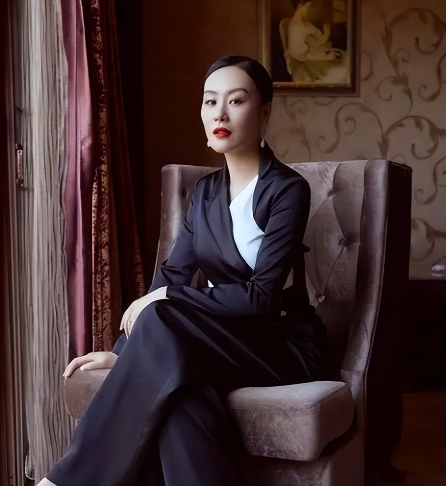 57岁邬君梅定居美国!穿40元短袖生活拮据,无固定居所常年住房车