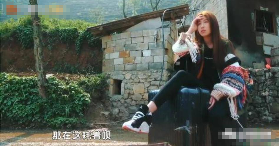 刘思琦在出发去参加《变形计》前,妈妈还在饭桌前亲自喂着刘思琦吃饭