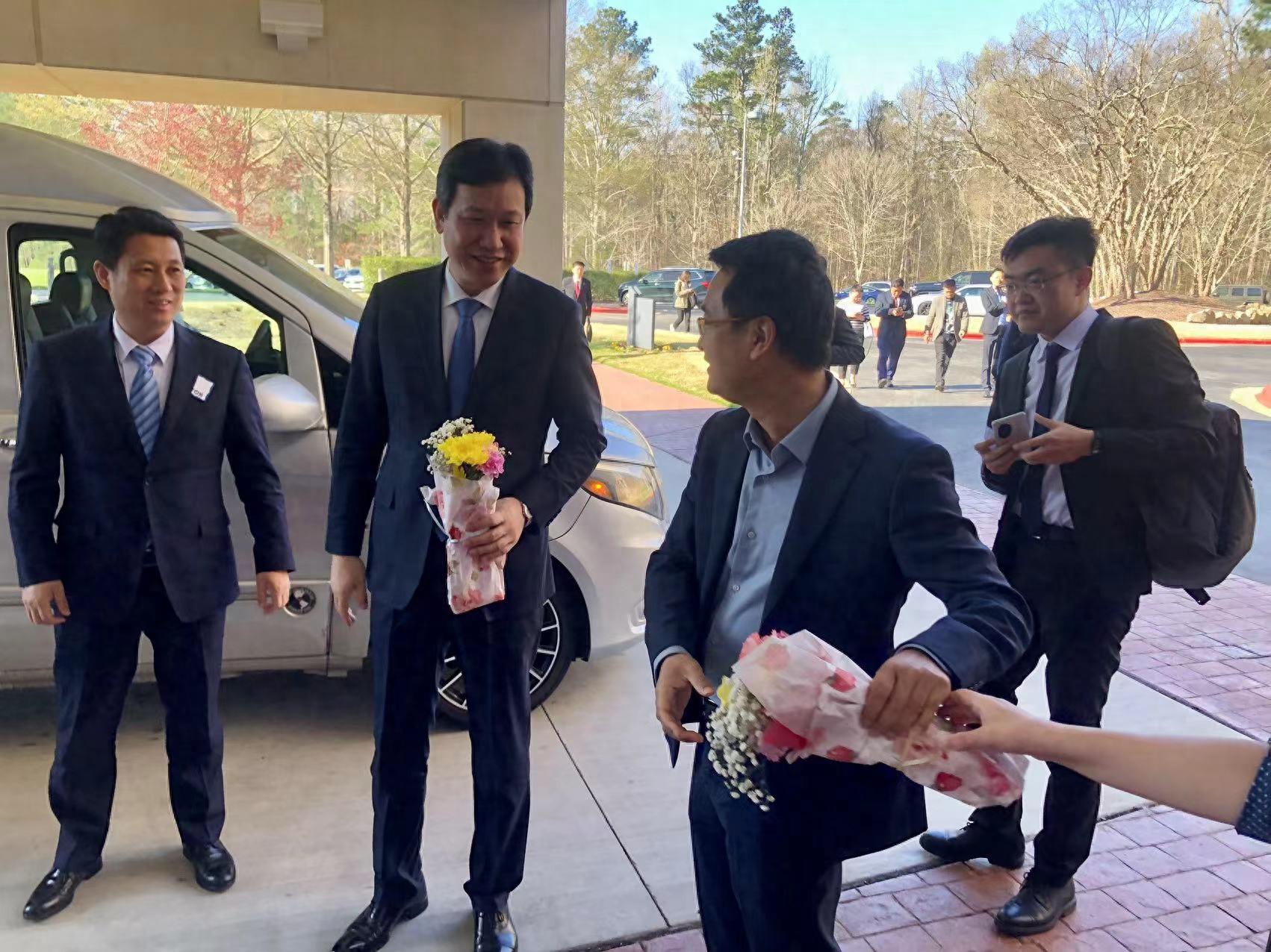 辽宁省代表团团长副省长靳国卫,省政府副秘书长崔长征,省教育厅副厅长