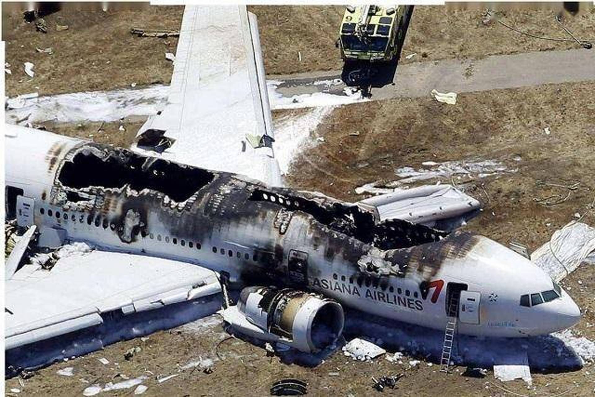 特内里费空难,也被称为加纳利空难,是航空史上最为严重的空难事故之一