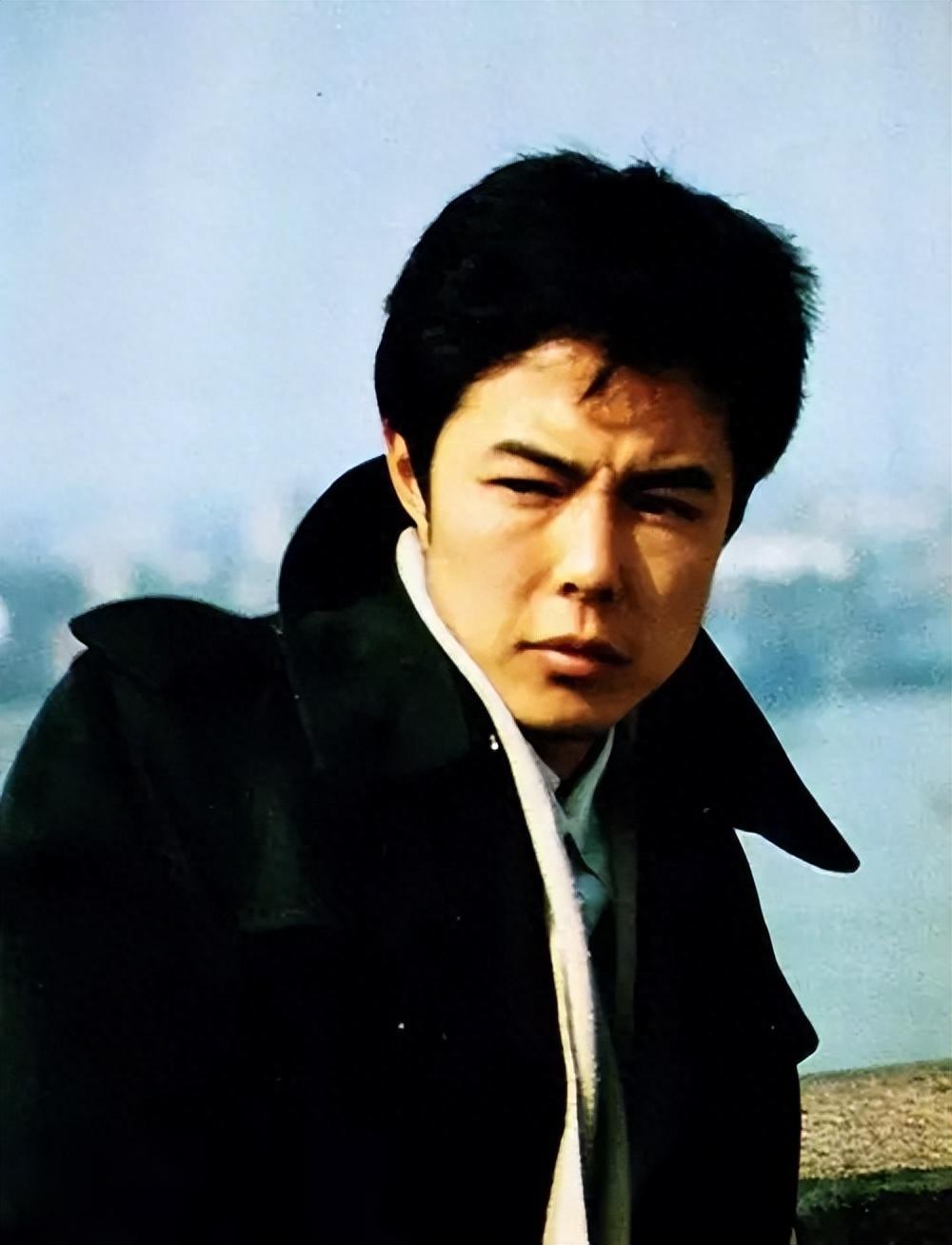 回顾张铁林三个孩子三个妈加入英国国籍66岁脚里安6个钢钉