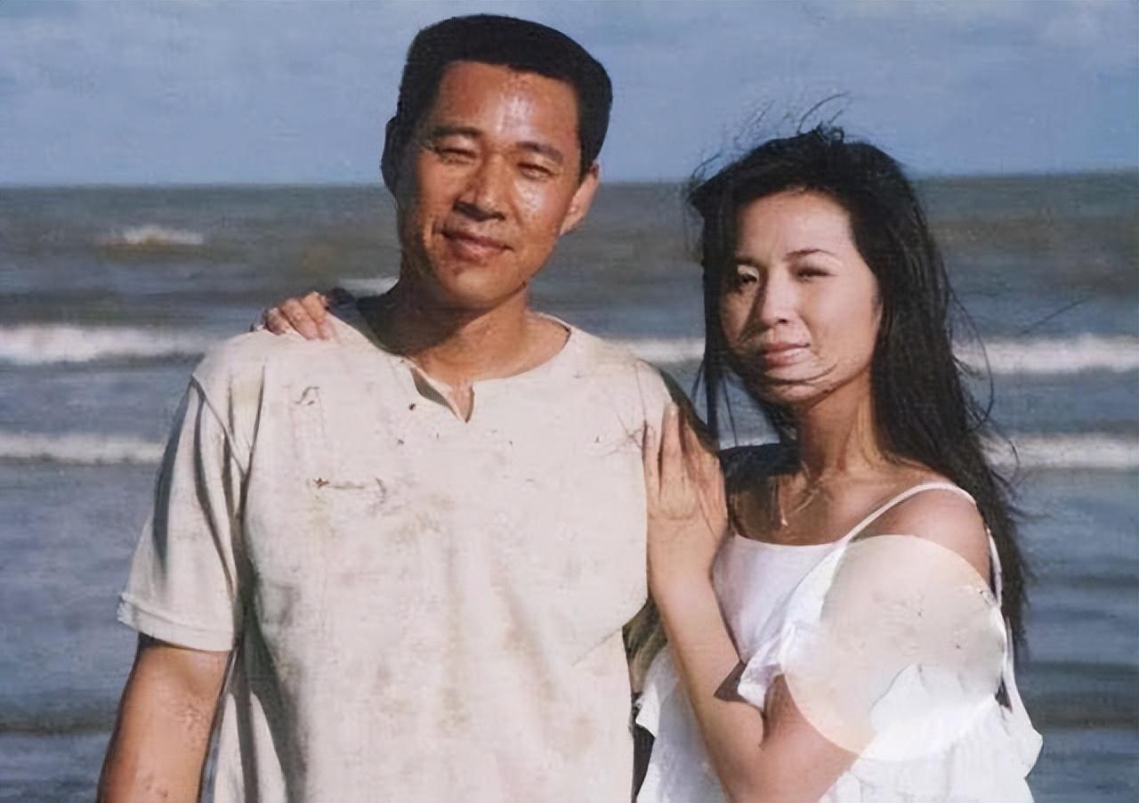 回顾张丰毅对前妻冷漠二婚娶小12岁霍凡29年未生子女被宠成宝