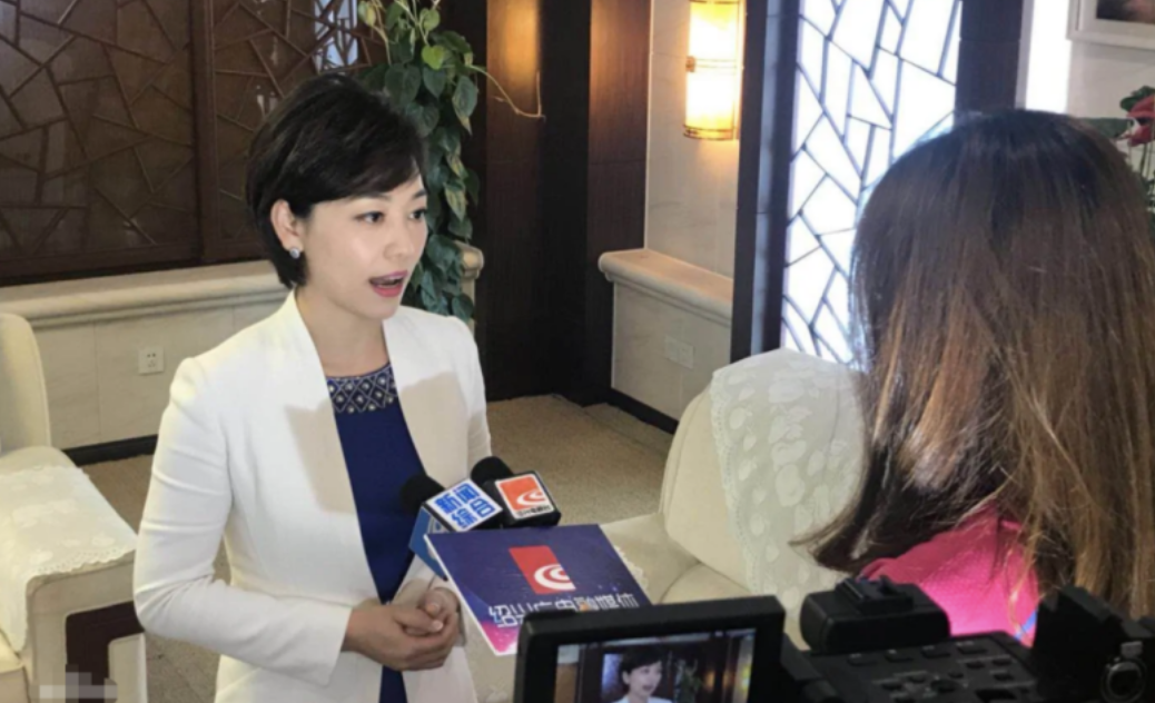 回顾裘正义妻子央视主播劳春燕因工作与她分居多年恩爱不减