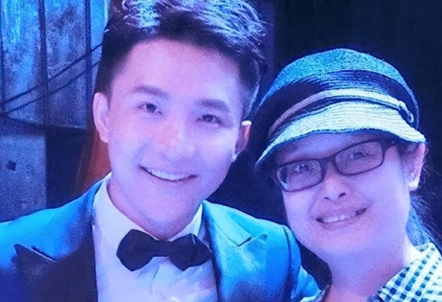 回顾边策央视帅哥主持32岁前途无量谁料和母亲通话后从8楼跳下