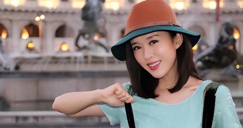 回顾演员颜丹晨44岁勇敢为小丈夫生儿子今一家三口幸福满满