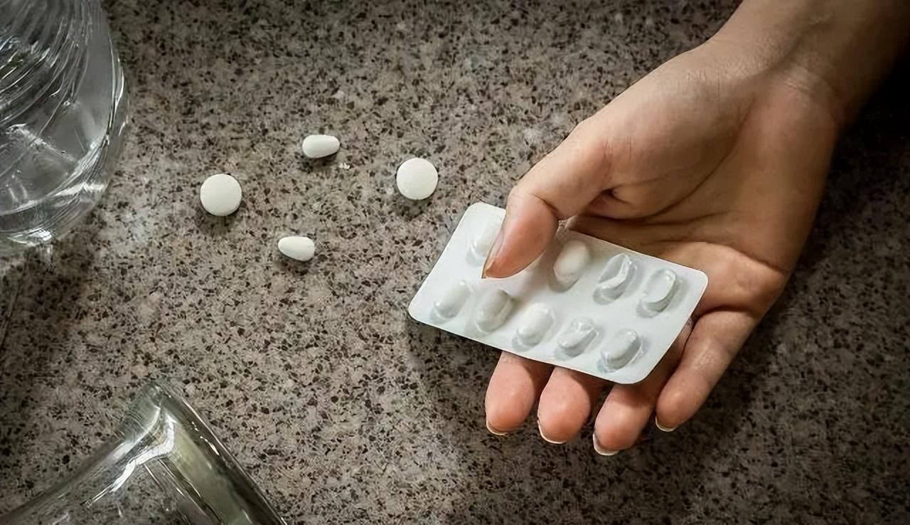 回顾丈夫去世待火化次日穿着寿衣坐在客厅发生了什么