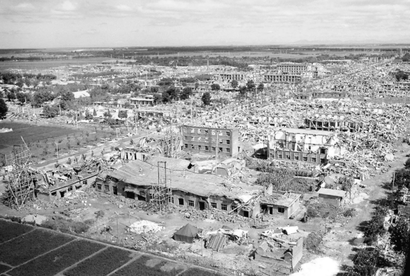 1966年邢台地震周总理乘机赶往灾区途中罕见发火赶快下去