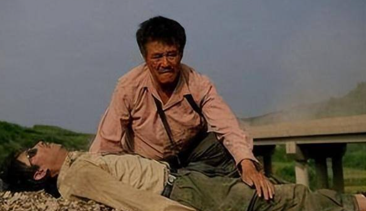 2005年湖南老汉好心背老乡遗体归乡死者妻子你怎么没有死