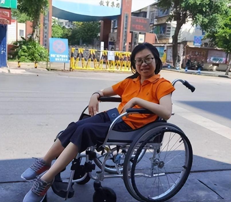 于是丁一舟主动联系了赖敏,询问了她的情况,因为是曾经很好的同学