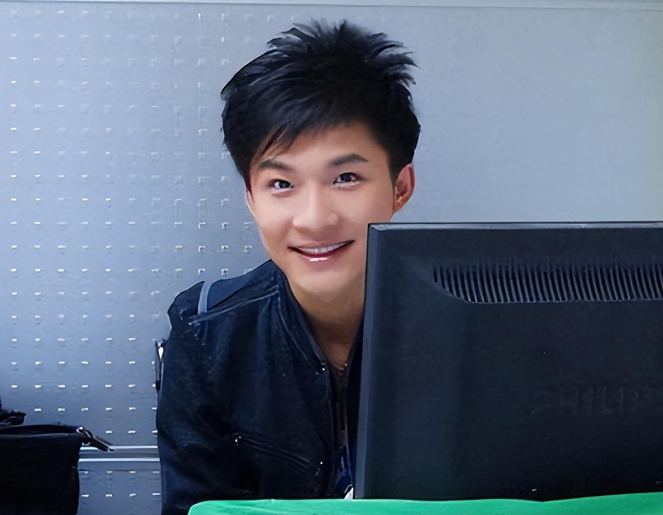 回顾边策:央视帅哥主持,32岁前途无量,谁料和母亲通话后从8楼跳下