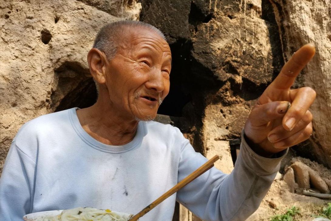 回顾79岁老人独居窑洞与流浪狗同吃一种烩饭看他活成啥样