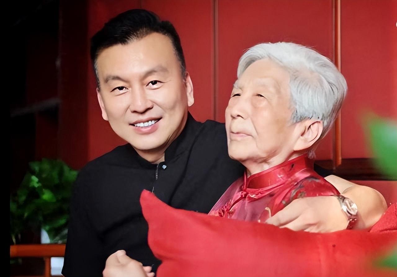 回顾张泽群母亲去世妻儿远在美国没有回来孤独一人含泪送别