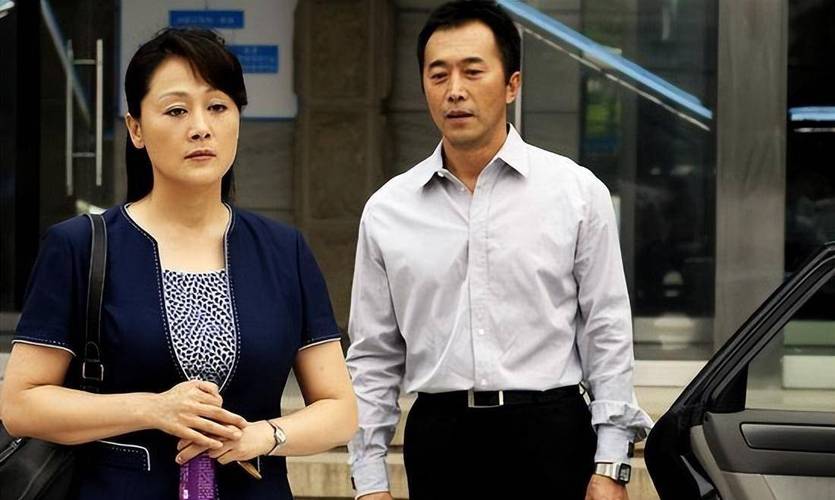 在这段时间里,郑晓宁遇到了他的第二任妻子黄育莉,一个年轻活泼的女孩