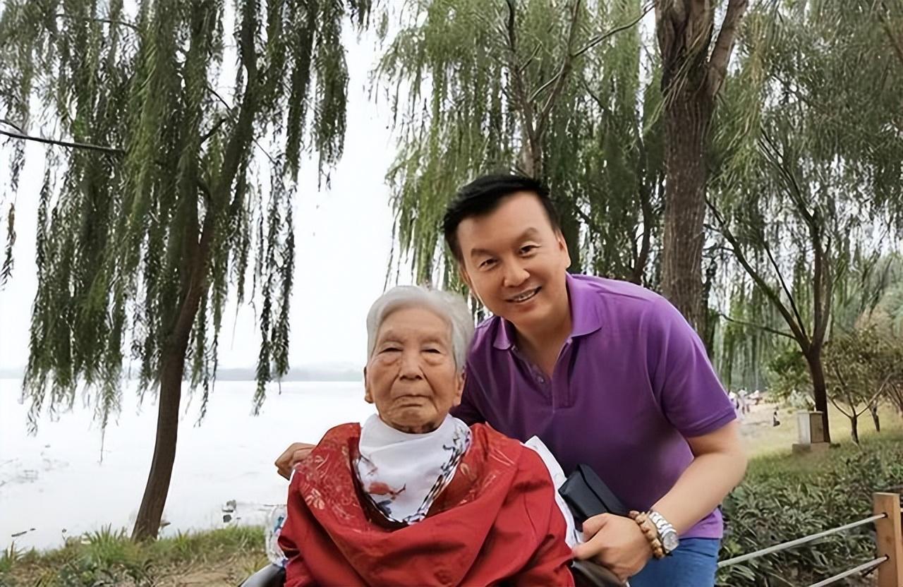 回顾张泽群:母亲去世,妻儿远在美国没有回来,孤独一人