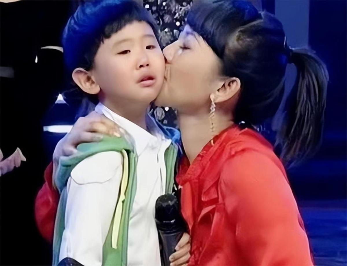 回顾方琼嫁大8岁副台长为闪婚大丈夫生儿子活成人生赢家