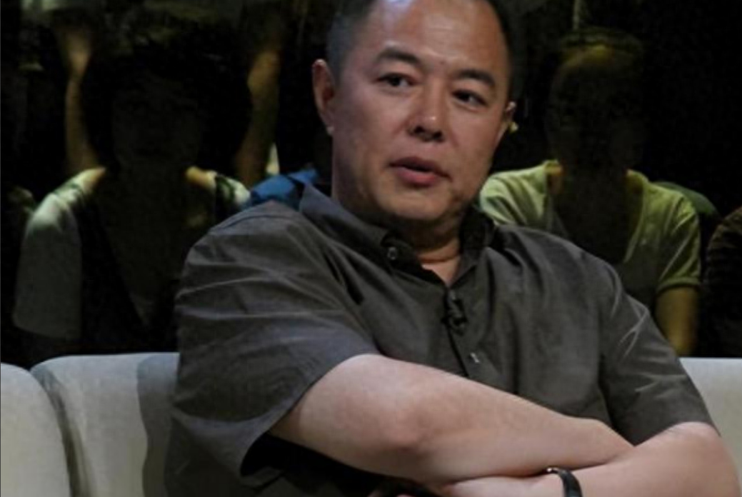 回顾张铁林:三个孩子三个妈,加入英国国籍,66岁脚里安6个钢钉