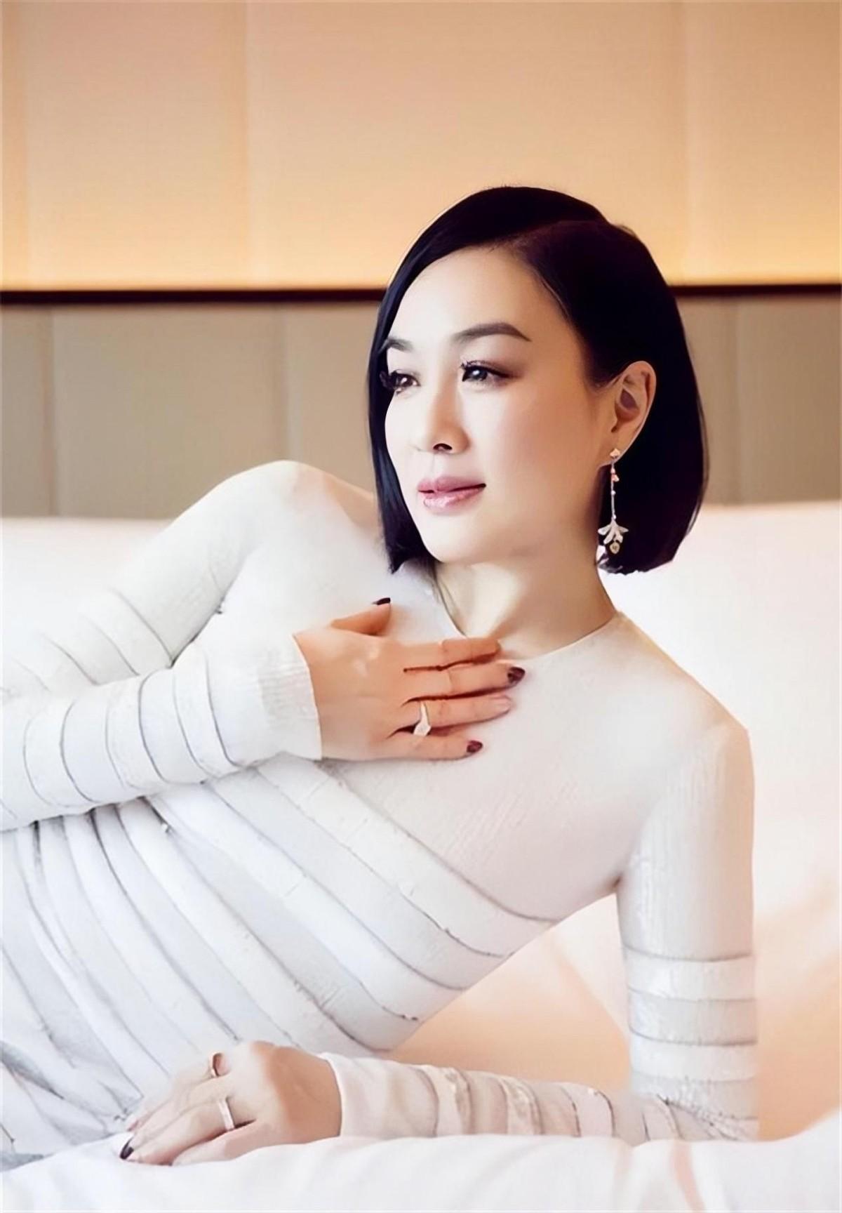 回顾张伦硕娶大12岁的钟丽缇做3个女儿的继父结婚8年恩爱如初