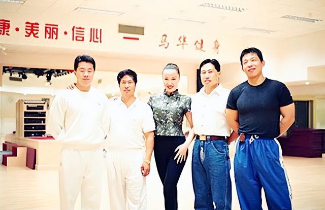 马华得到电视台的邀约心里很是激动,跟随着丈夫一同来到中央,台里的