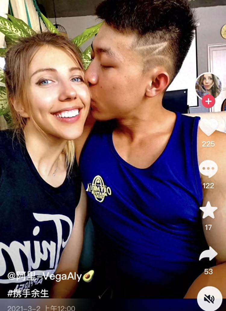 在郑州,陈宣宣和阿廖娜开始了全新的生活尝试.