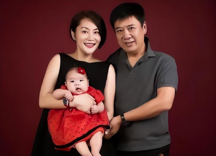 张潮和前妻离婚之后,十余年间未见商业起色,这个时候的他转身回到娱乐