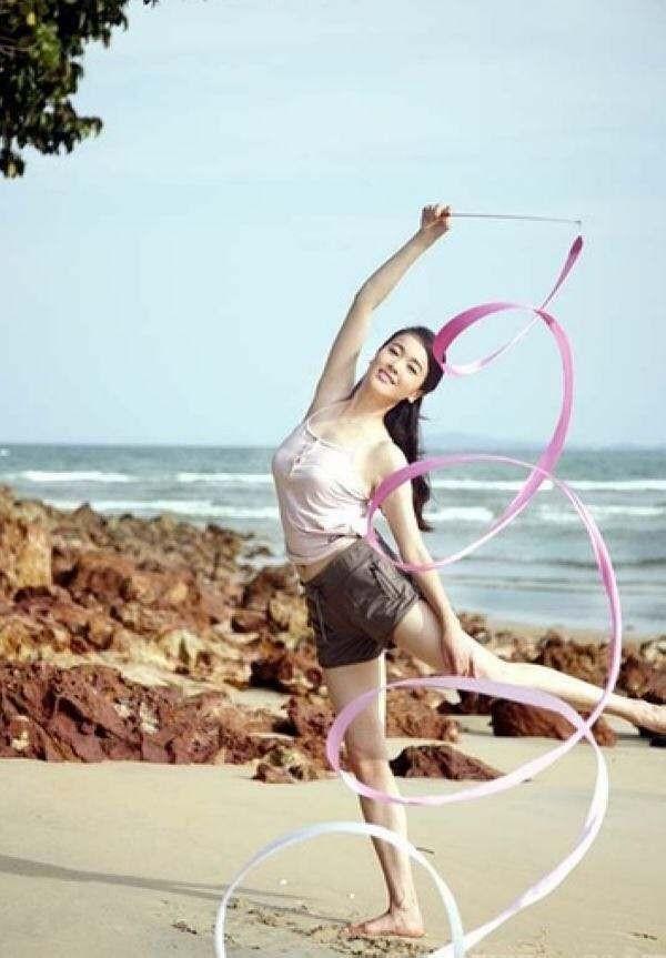 12年后,嫁入豪门的左小青回来了.为的却是要靠拼命接戏赚奶粉钱.