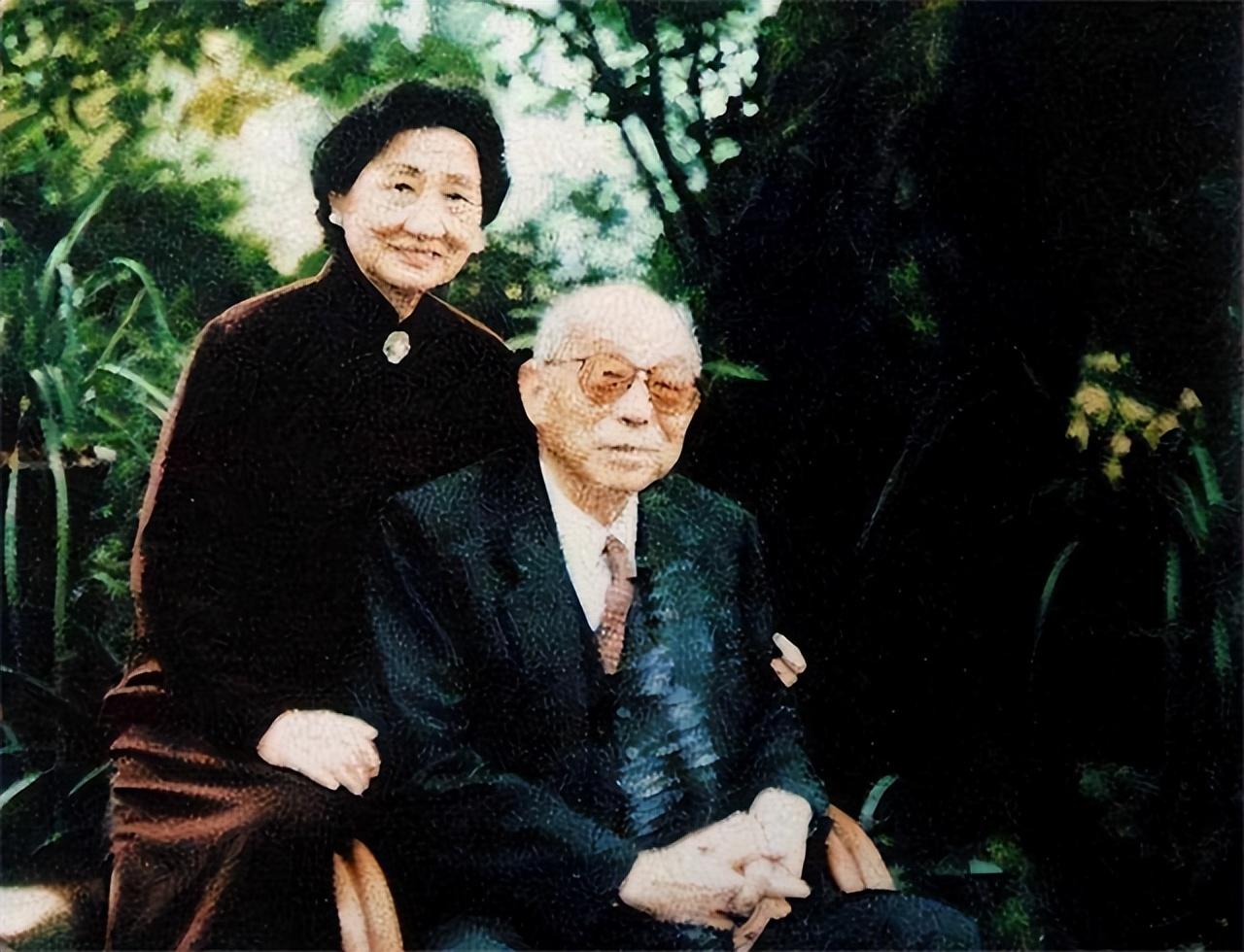 张学良晚年重获自由他立即飞往美国看望蒋士云一共住了三个月