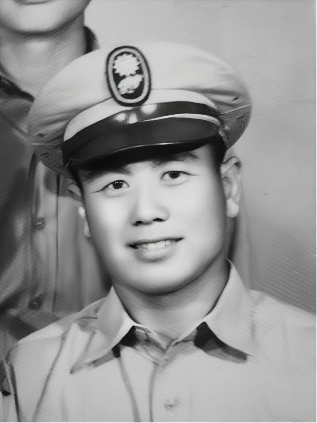 冯恩鹤被领导推至人前,虽不知道怎么回事,但年轻人心里隐约知道——这