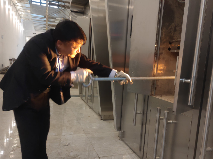 回顾:高温下殡仪馆火化工,除了清洗尸体铲骨灰,还要看尽人间百态