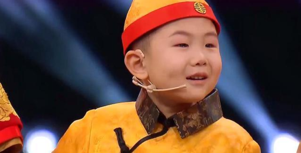 回顾童星张峻豪3岁出名5岁登上春晚如今他成了父母的骄傲