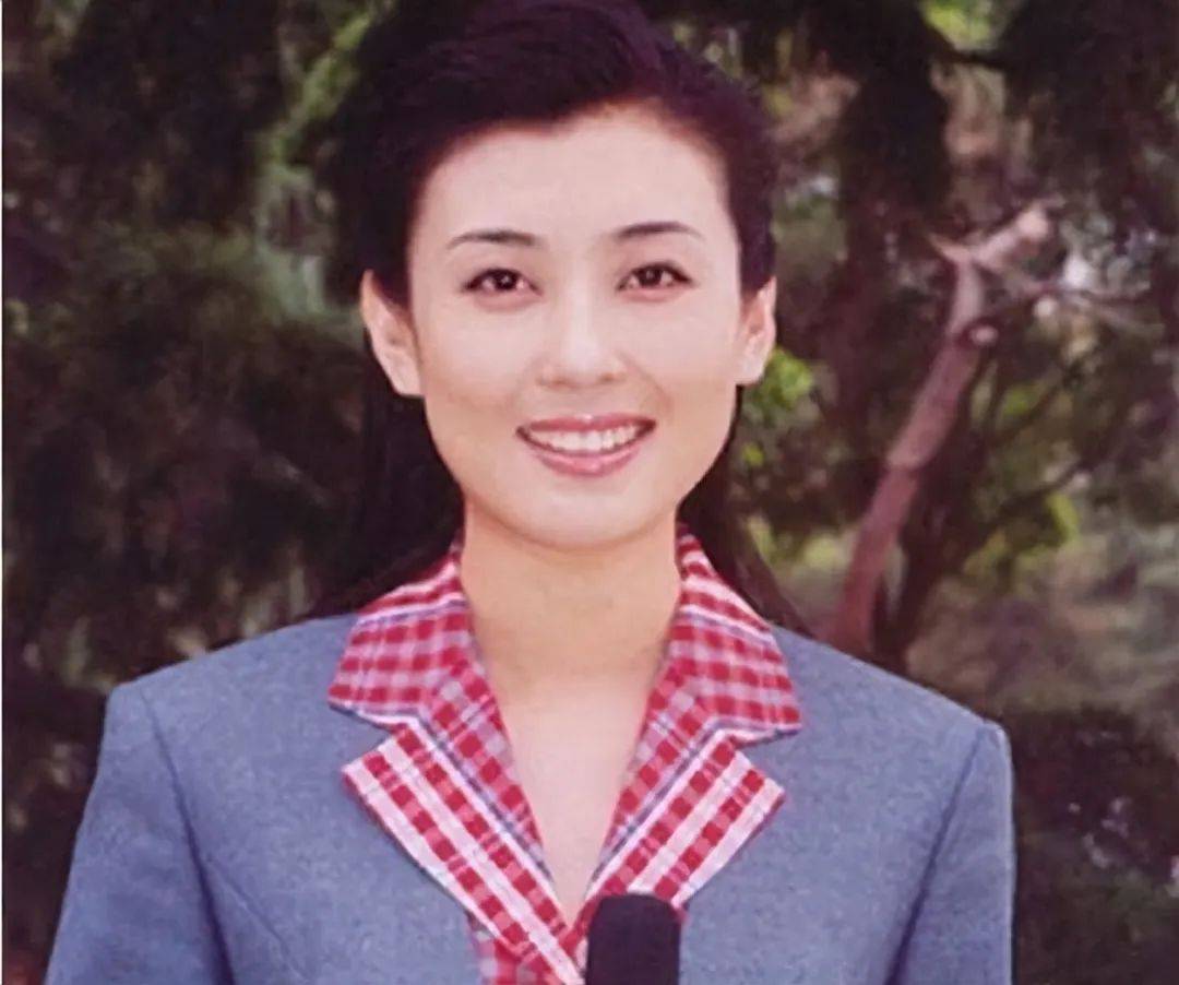 回顾主持人李红山村姑娘打拼进央视没嫁富二代老公疑是老师