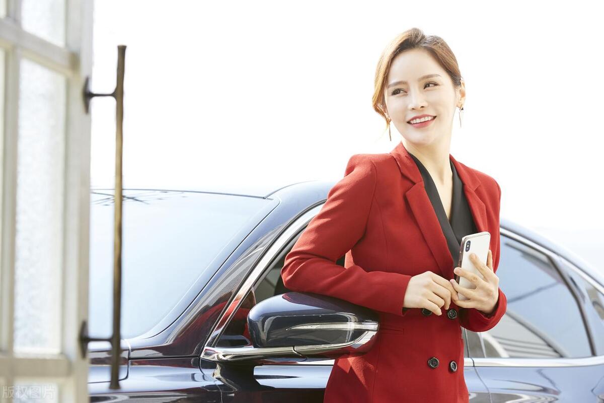 好心拉老板娘去进货因下雨耽搁到宾馆却与她发生浪漫的事