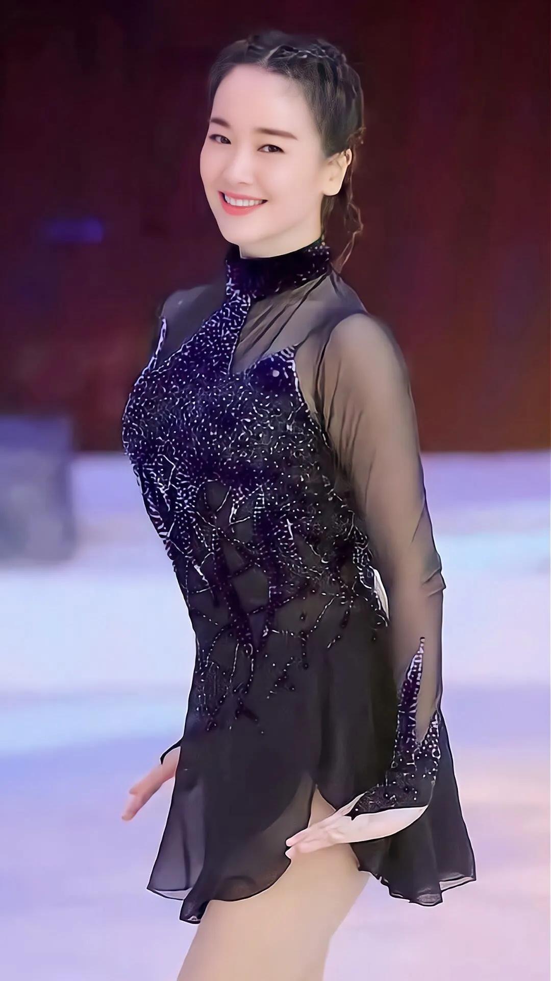 婚后左小青淡出娱乐圈,专心相夫教子,结婚第二年,她生下女儿高子淇.