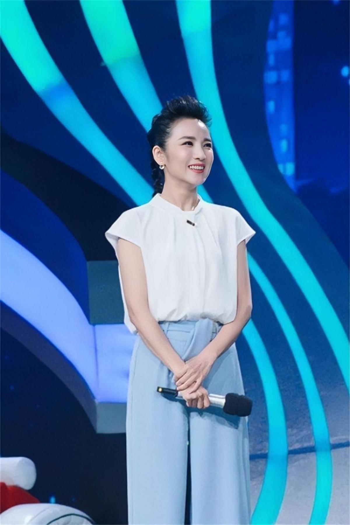 回顾山东媳妇管彤26岁进央视42岁做妈妈51岁被丈夫宠成宝