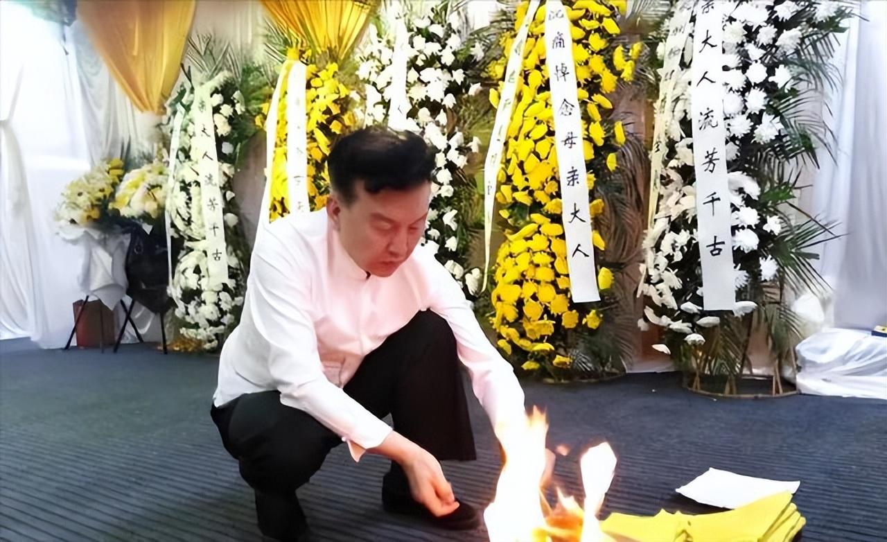 回顾张泽群:母亲去世,妻儿远在美国没有回来,孤独一人