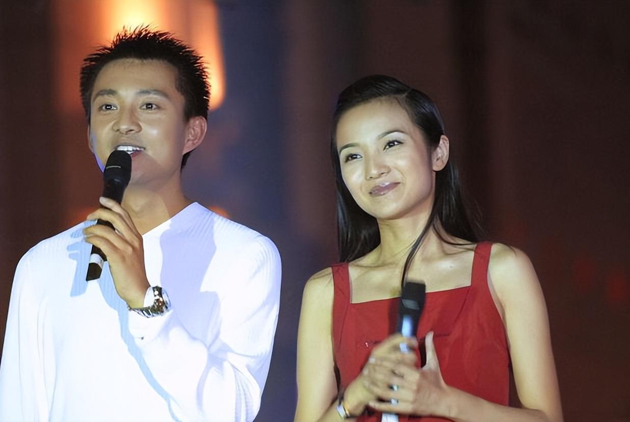 回顾管彤26岁进央视41岁结婚42岁当高龄产妇52岁被宠成公主