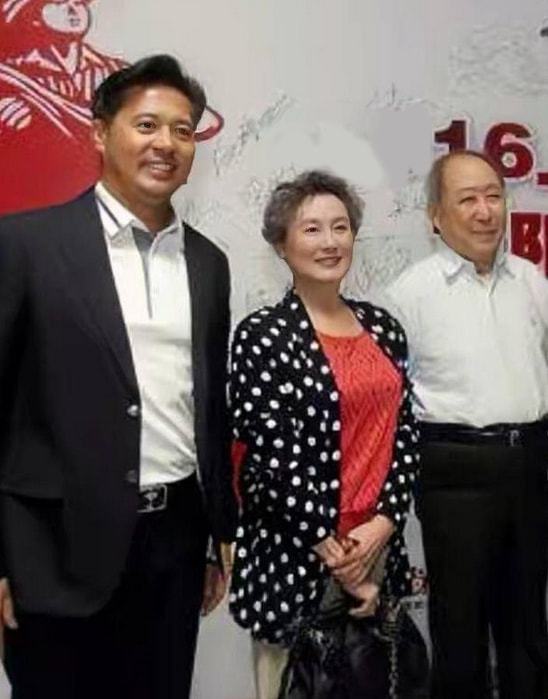 回顾艺术家向梅与丈夫恩爱一生儿子儿媳孝顺如今晚年很幸福