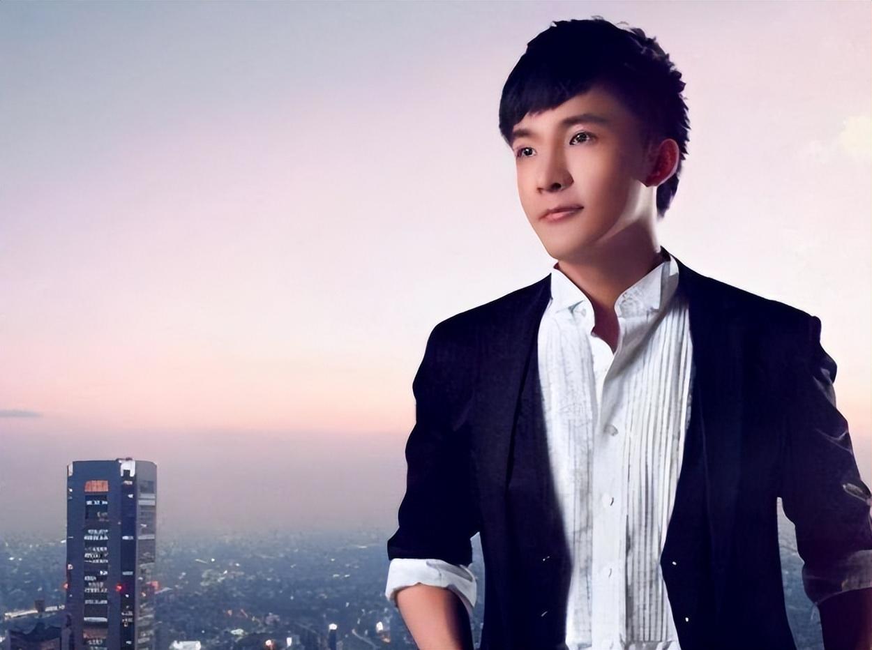 回顾边策央视帅哥主持32岁前途无量谁料和母亲通话后从8楼跳下