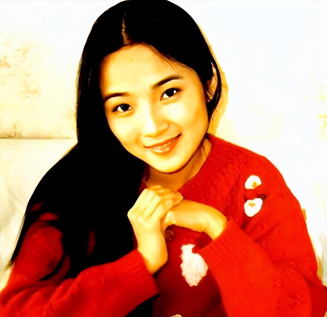 回顾管彤26岁进央视41岁结婚42岁当高龄产妇52岁被宠成公主