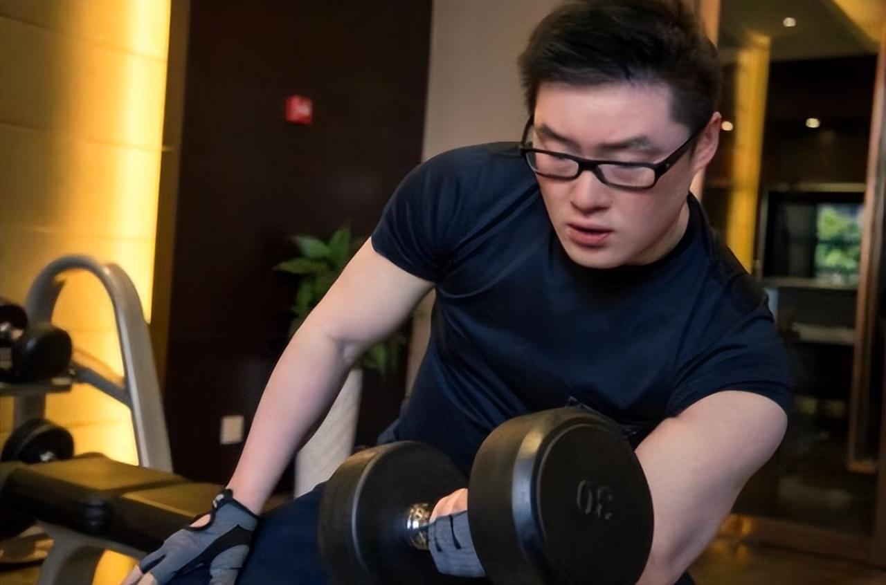 回顾浙江21岁小伙8个月赚100万妻子是校花如今身价百亿