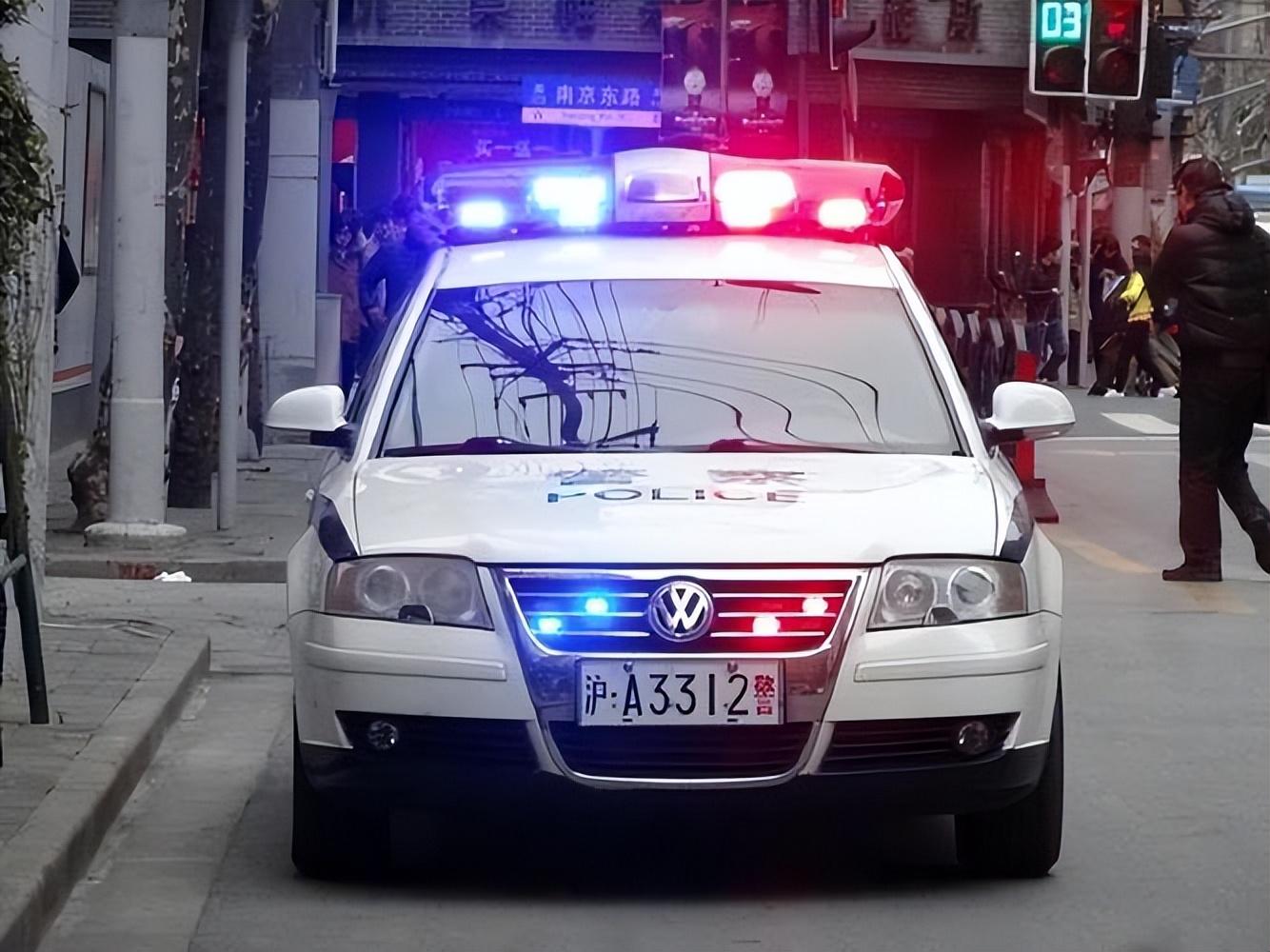 回顾警察出警的时为何要拉起警笛不打草惊蛇吗到底有什么含义