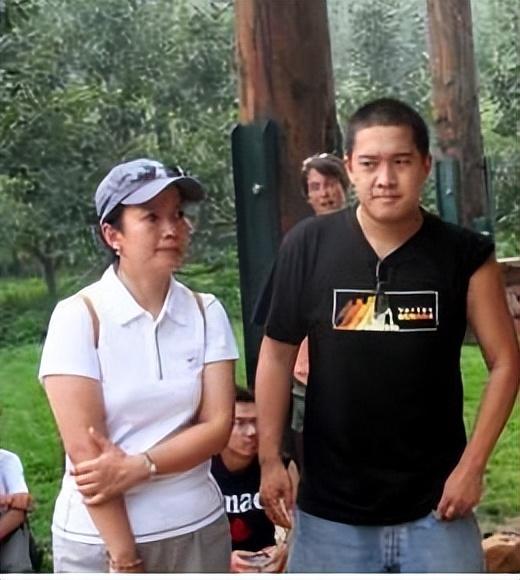 张丰毅和前妻吕丽萍离婚后,他的儿子张博宇随母姓,并跟随吕丽萍生活.